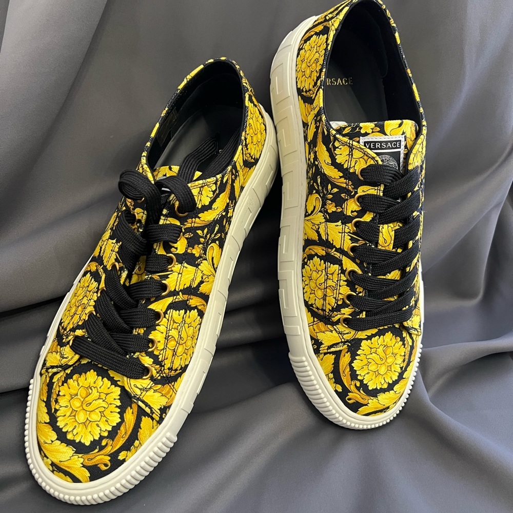 Men’s Versace couture sneakers size 43, authentic with bag, box and card